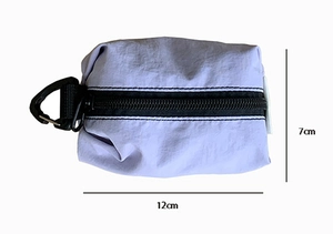 Vue détaillée de la pochette en nylon violet clair de 12x7cm avec mousqueton noir