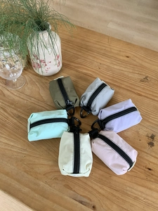 Ensemble de pochettes légères en nylon zippées de couleurs variées avec mousquetons