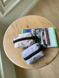 Lot de mini pochettes zippées en nylon léger rose et violet avec clips de suspension