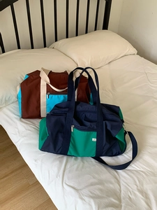 Color-block nylon tote bag with adjustable strap for yoga and outdoor sports