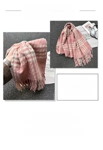Dettaglio di sciarpa a quadri rosa e bianco con trama in maglia e lunghe nappe decorative