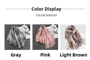 Dettaglio ravvicinato di sciarpe a quadri grigie, rosa e beige con nappe classiche