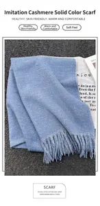 Detailaufnahme des hellblauen einfarbigen Schals mit feiner Strickstruktur und Fransen