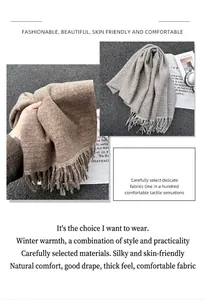 Nahaufnahme eines hellbraunen Schals mit Fransenstruktur und warmem Strickmaterial