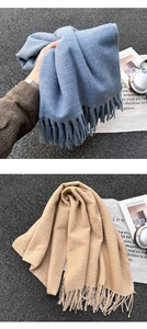 Detailansicht dicker Winteralschals in Marineblau und Beige mit weichen Fransenquasten