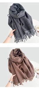 Detailansicht dicker Winterstulpen mit Fransen aus grauem und braunem Strickstoff
