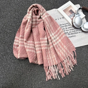 Sciarpa classica a quadri rosa e beige da donna, morbida stola invernale con nappe