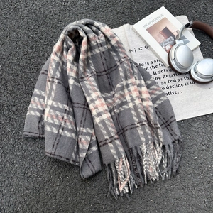 Sciarpa classica a quadri grigi e rosa con frange per donna in stile moda invernale