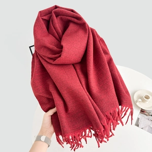 Einfarbiger dunkelroter Winter-Schal mit dicken Fransen und weicher Textur