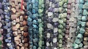 Vue détaillée de perles de cristal naturel brut montrant diverses textures et formes
