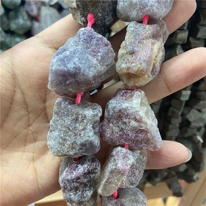 Vue détaillée de perles brutes en tourmaline rose avec texture naturelle pour bijoux DIY