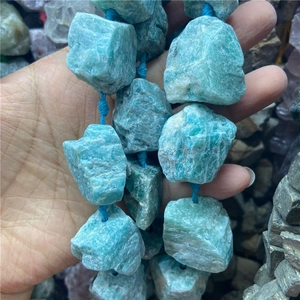 Gros plan de perles d'amazonite brute montrant la texture bleue et la finition naturelle