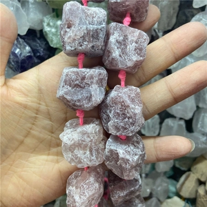 Gros plan de pierres brutes en cristal violet avec textures minérales naturelles