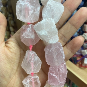 Gros plan de cristaux de quartz rose bruts avec texture naturelle pour bijoux DIY
