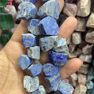 Gros plan de perles de lapis-lazuli brut naturel avec une texture minérale bleue