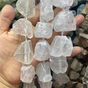 Vue macro de pierres de cristal blanc naturel irrégulier tenues à la main pour DIY