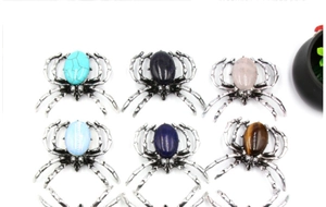 Détails de broches araignées vintage ornées de diverses pierres précieuses colorées
