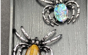 Détail de broches araignée avec incrustation de nacre et pierre d'oeil de tigre