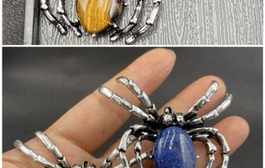 Détail d'une broche araignée sertie d'œil de tigre et de lapis-lazuli sur bois