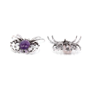 Broche araignée vintage avec pierres précieuses violettes et roses en alliage argenté