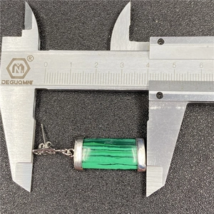 Detaillierte Messung der Malachit-Ohrringe zeigt 3,0 cm Länge mit einem Messschieber