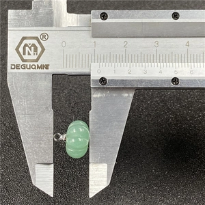 Ciondolo zucca in avventurina verde 10mm misurato con calibro su sfondo nero