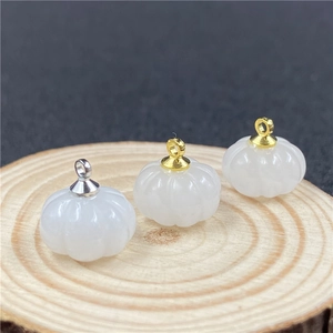 Dettaglio macro di ciondoli in pietra a forma di zucca per gioielli fai-da-te