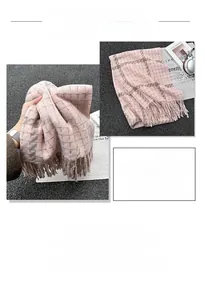 Detailansicht eines dicken Karoschals in Rosa und Grau mit dekorativen Fransen