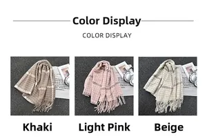 Nahaufnahme dicker Karoschals in Khaki, Rosa und Beige mit weichen Fransendetails