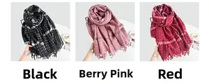 Detail eines weichen Karo-Schals mit Fransen in Schwarz, Beerenrosa und Roten Farben