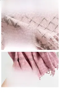 Detail der rosa karierten Schal-Textur mit weichen Quasten und hochwertigem Strick