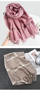 Detailansicht von weichem Karo-Kaschmirschal mit Fransen in Rosa und Beige-Braun