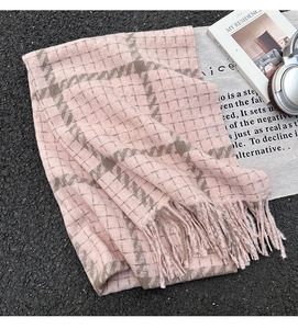 Makro-Detail des Hahnentrittmusters mit rosa Fransen und dicker weicher Kaschmir-Textur