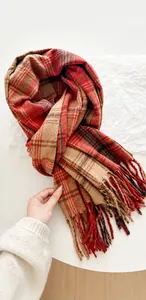 Nahaufnahme der weichen Kaschmir-Imitat-Schal mit Karomuster und dichten Fransen für Winter