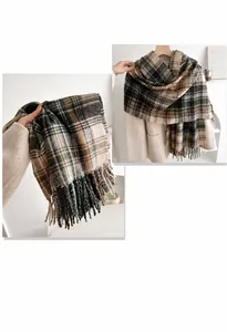 Detail eines Winter-Karo-Schals mit grün-braunen Fransen und dicker Strickstruktur