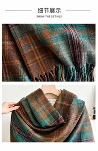 Nahaufnahme von Karomuster-Schal mit Fransen aus braunem und grünem Strickmaterial