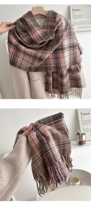 Detail eines weichen karierten Schals in Pink und Braun mit dicken Fransen und Textur