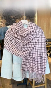 Dettaglio della trama a pied-de-poule rosa e nera con frange e consistenza del tessuto