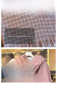 Détail d'une écharpe à carreaux rose et gris, texture tricotée douce au toucher