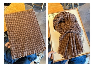 Détail de l'écharpe à carreaux marron effet cachemire avec texture douce et franges