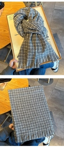Texture de maille détaillée et bord large à côtes d'une écharpe épaisse à carreaux