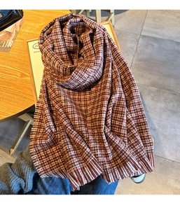Détail de l'écharpe en maille à carreaux rouge et blanc avec bord-côte rayé