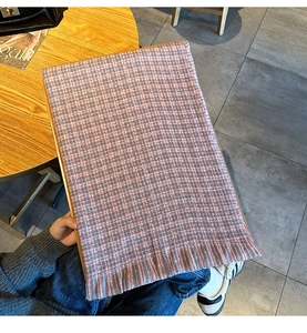 Détail de l'écharpe à carreaux rose et gris, toucher cachemire avec finition côtelée