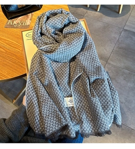 Macro λεπτομέρεια υφής κασκόλ houndstooth με κρόσσια και μινιμαλιστική υφαντή ετικέτα