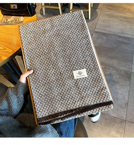 Λεπτομερής όψη του καφέ μοτίβου houndstooth και των κροσσιών του ζεστού χειμερινού κασκόλ