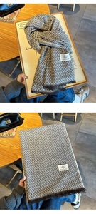 Λεπτομέρεια από γκρι και καφέ κασκόλ houndstooth με κρόσσια και μαλακή πλεκτή υφή