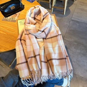 Dicker karierter Schal in Rosa und Beige mit Zierquasten für winterliche Wärme