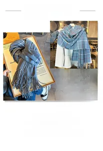 Détail d'une écharpe à carreaux bleus avec franges et texture tricotée épaisse et chaude