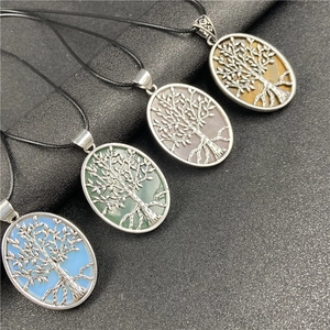Détail de quatre pendentifs ovales Arbre de Vie avec pierres colorées et cordons noirs