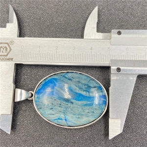Pendentif en cristal d'agate ovale avec texture bleu-gris mesurant 5,3 cm de large